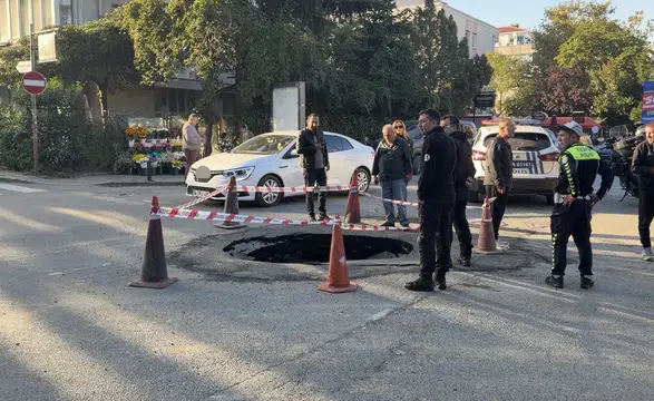 İstanbul'da Korkutan Görüntü! Okul Servisi Geçerken Yol Çöktü
