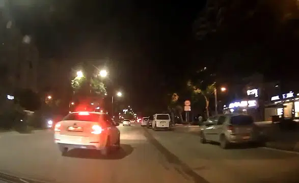 Trafikte Hız Uyarısı Kavgaya Döndü: Adana'da Dehşet Anları