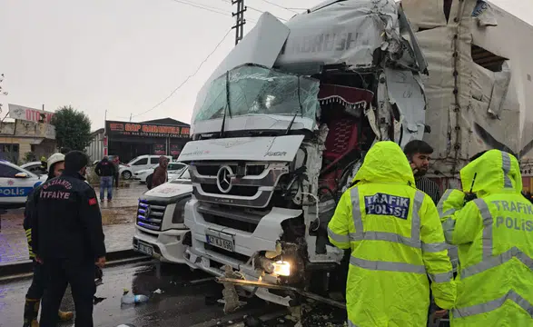 Gaziantep’te 2 Tır ve Minibüs Çarpıştı: 2 Kişi Yaralandı