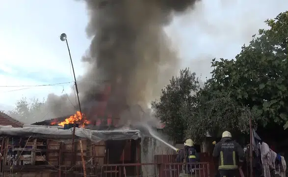 Gecekondu Kül Oldu: Çocukların Gözyaşları Yürek Dağladı