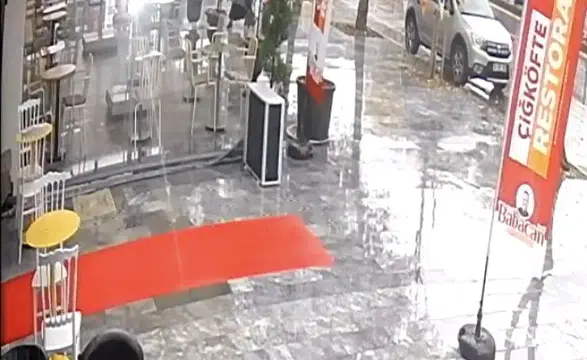 Otomobil Kafeye Daldı! Kadının Ölümden Döndüğü Anlar Kamerada