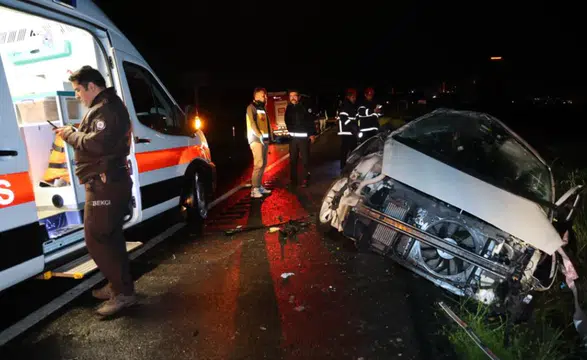 Yağış nedeniyle kontrolden çıkan otomobil takla attı