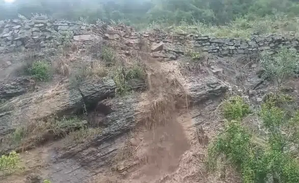 Tır Dorsesi Toprak Kaymasında Zarar Gördü
