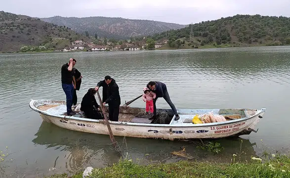 Yollar Göle Döndü: Köye Ulaşım Kayıkla Sağlanıyor!
