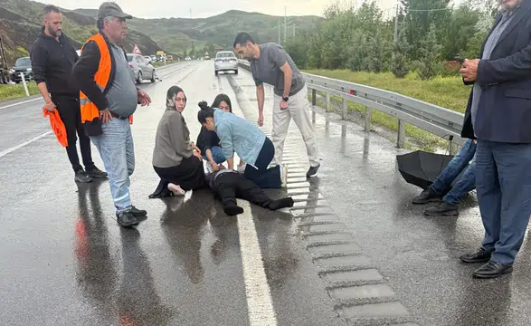Kaza yapanlara yardıma giden sürücüye otomobil çarptı