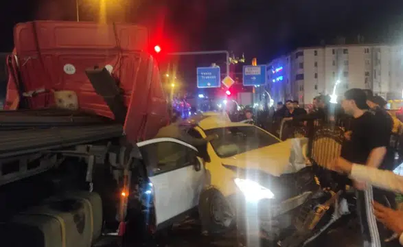 Tır iki otomobile çarptı: 5 ölü, 6 yaralı