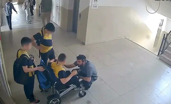 Asansör Bozulunca Öğretmen Engelli Öğrencisini Sırtında Taşıdı