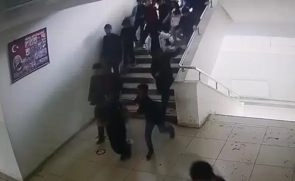 5.6 Büyüklüğünde Deprem! Okul ve İş Yerlerinde Panik!