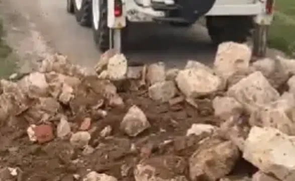 Kangal’da Köprü Kenarında Güvenlik İçin Dolgu Çalışması Yapıldı