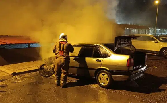 İskenderun’da Otomobilde Yangın Paniği