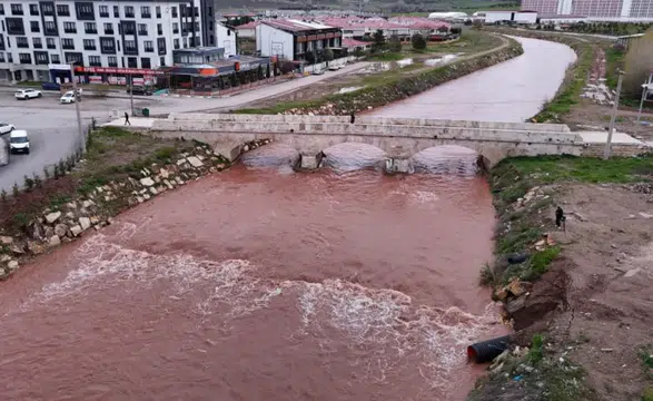 Sivas’ta Yağışlarla Canlanan Fadlum Deresi Kızıl Rengiyle Yeniden Akmaya Başladı