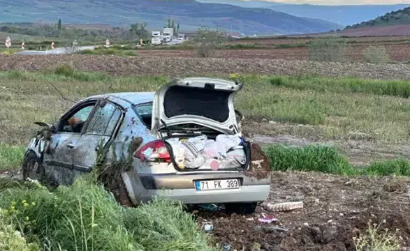 Kaygan yolda kontrolden çıkan otomobil takla attı