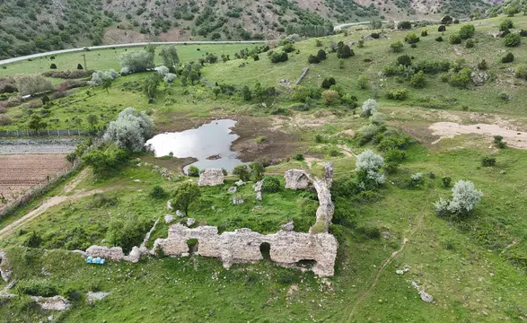 8 Asırlık Çınçınlı Sultan Hanı Adeta Zamana Direniyor