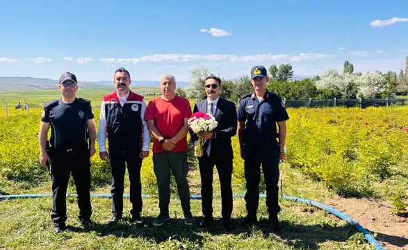 Kaymakam Koca, Tatlıcak Mezrası’ndaki Şakayık Bahçesini İnceledi