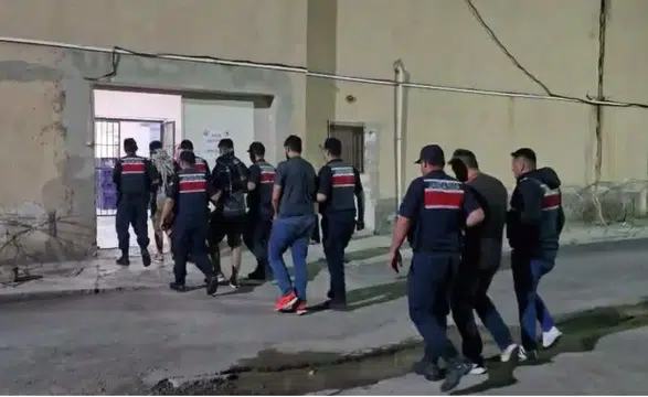 Şehir Şehir Gezen "Otostopçu" Çete Sivas'ta Çöktü! Ele Geçenler Şok Etti!