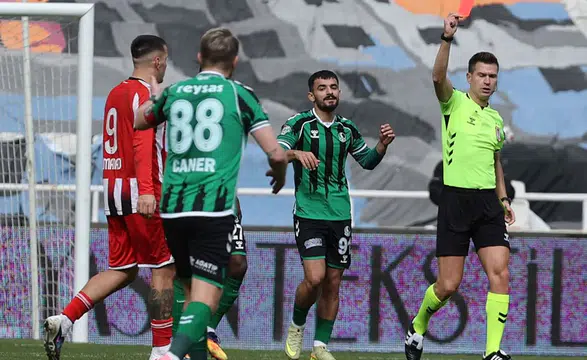 O Kırmızı Kart Son Nokta Oldu! 37 Yaşındaki Yıldız İsim Her Şeyi Bitirdi!