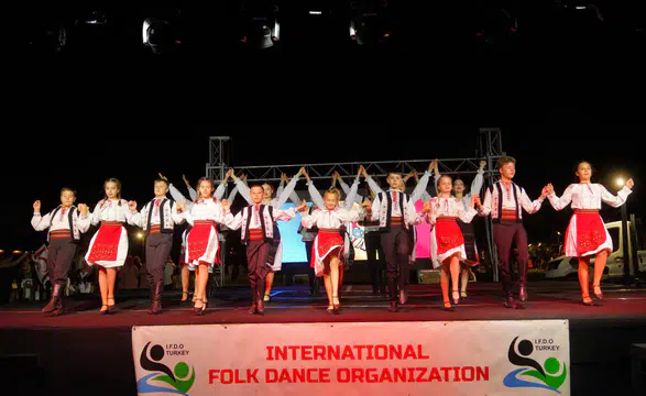 Uluslararası Festivalde Renkli Görüntüler Oluştu