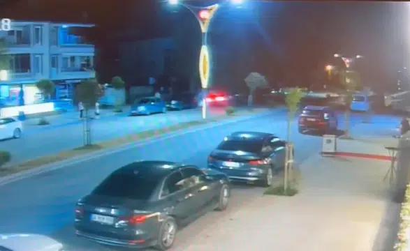 Karasu Sahil Yolunda Dehşet Anları: Araçta Sıkışan 2 Kişi Kurtarıldı!