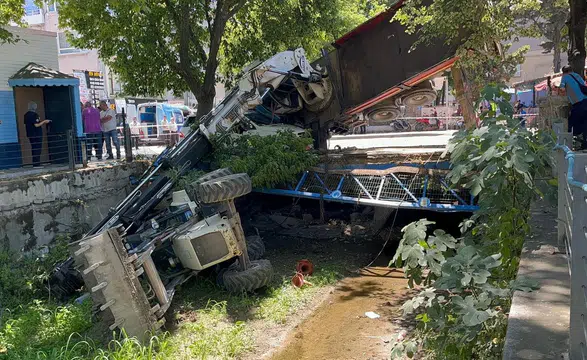 Köprü Çöktü, Vinç Otomobili Ezdi, Kepçe Dereye Uçtu! Mudanya’da Korku Dolu Dakikalar!