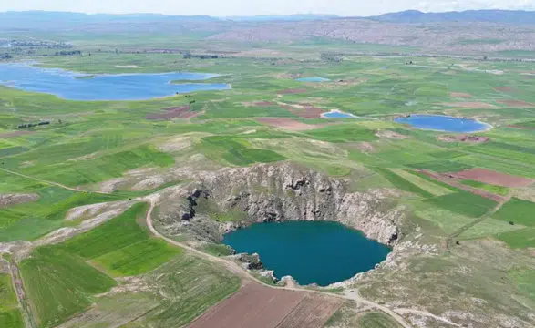 Sivas Kızılçan Gölü Yağışlarla Yeniden Canlandı: Turkuaz Rengine Kavuşan Doğal Güzellik Dronla Görüntülendi
