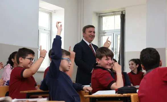 Vali Aydoğdu Kendisini Davet Eden Öğrenciyi Unutmadı