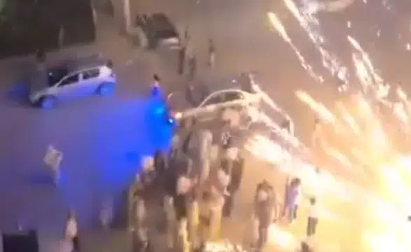 Nişan Eğlencesinde Korku Dolu Anlar: Havai Fişek Davetlilerin Üzerine Doğru Patladı