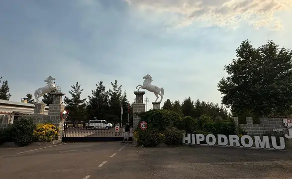 Halı Sahada Başladı, 3 İle Sıçradı! Hipodromlar Kan Gölüne Döndü: 13 Yaralı!