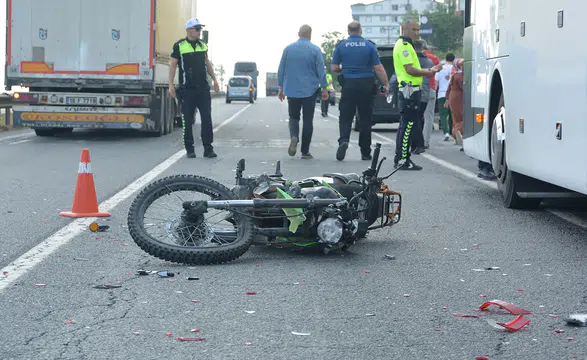 Arızalı otobüse çarpan motosikletli hayatını kaybetti