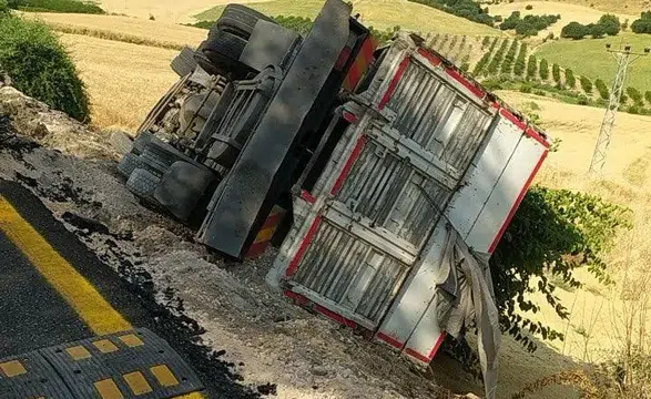 Beşikli Köyü Yakınlarında Korkutan Kaza! Tonlarcası Araziye Saçıldı, Çiftçinin Emeği Ziyan Oldu!