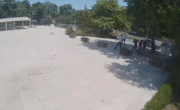 Ölümle Burun Buruna Geldiler! Camiden Çıkan Cemaatin Can Havliyle Kaçıştığı Korkunç Anlar!