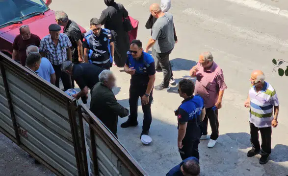 Zabıta Kaldırmak İstedi, Öfkeden Delirdi! Kafasını Demir Kapıya Vurdu!