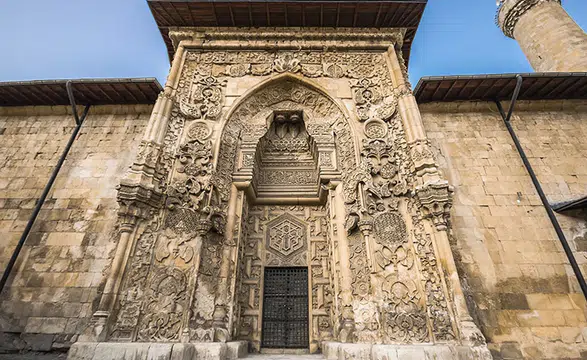 Anadolu'nun En Gizemli Yapısı Sivas'ta: 800 Yıllık Şifre Taşlara İşlenmiş