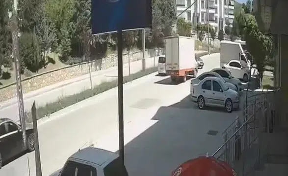 Karşı Şeride Ok Gibi Fırladı! Dehşet Anları Kamerada, Yaralı Bile Yok!