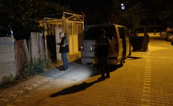 İki oğluyla gittiği ev baskınında bıçaklandı