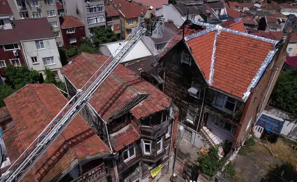 Fatih'te Restorasyon Kabusu: Asırlık Ahşap Bina Bir Anda Alev Alev Yanmaya Başladı!