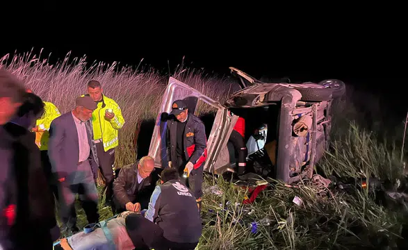Gevaş'ta Gece Yarısı Araç Takla Attı: Yaralılar Hastaneye Kaldırıldı