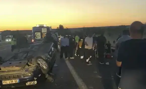 Lastiği patlayan otomobil bariyerlere çarparak takla attı