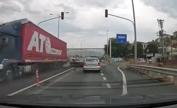 Sakarya'da Korkunç Kaza! Tıra Çarptı, O Anlar Kameraya Saniye Saniye...