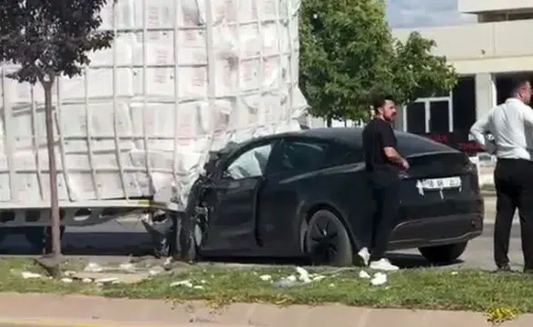 Sivas'ta Tırın Dorsesine Çarpan Tesla Hurdaya Döndü