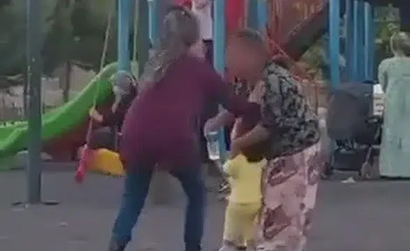 Parkta İnsanlık Ayıbı! Ağlayan Çocuğu Sakinleştirmek İstedi Ama...