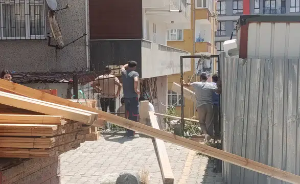Küçükçekmece'de İnşaat Faciası! Evlerinde Mahsur Kaldılar: Tahliye Anı