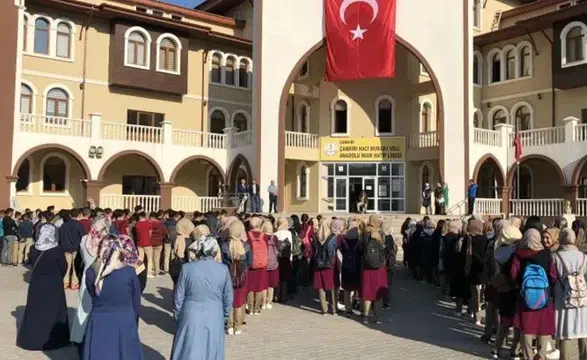 İmam hatipte tepki çeken afiş! YKS'de derece yapan kız öğrencilere sansür