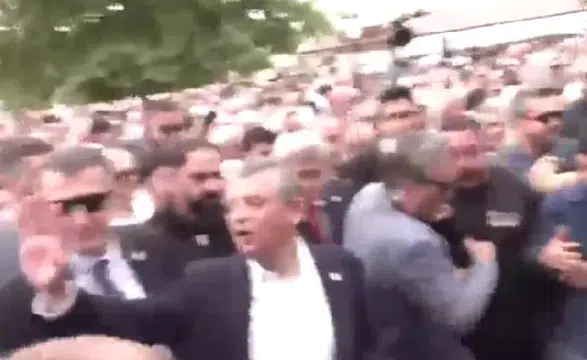 Yeni parti kuran Özgür Özel, muhafazakar seçmene göz kırptı
