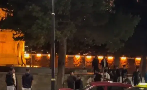 Sivas Kent Meydanı'nda Kontrolden Çıkan Otomobil Direğe Çarptı