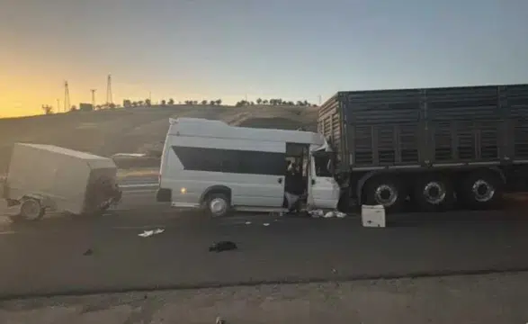 Malatya'da Tarım İşçilerini Taşıyan Minibüs Tıra Çarptı