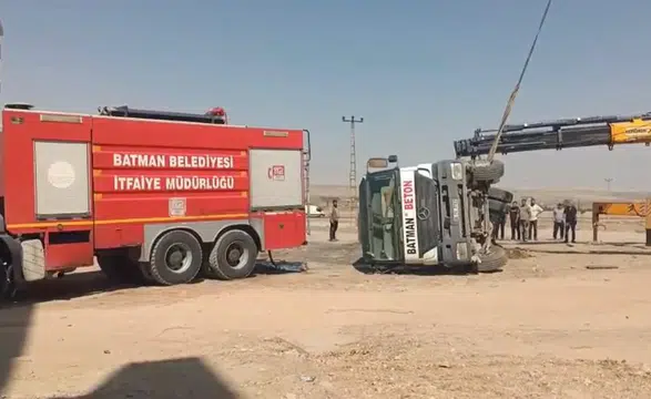 Marangozlar Sitesi Girişinde Kaza: Beton Mikseri Yan Yattı