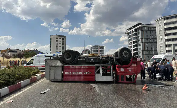 Uşak'ta Yangına Giden İtfaiye Aracı Devrildi: 2 Yaralı!
