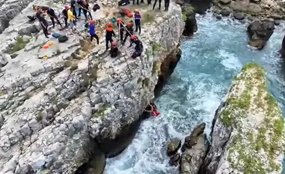 Kandıra’da Kayalıklarda Mahsur Kalan Vatandaş İtfaiye Tarafından Kurtarıldı