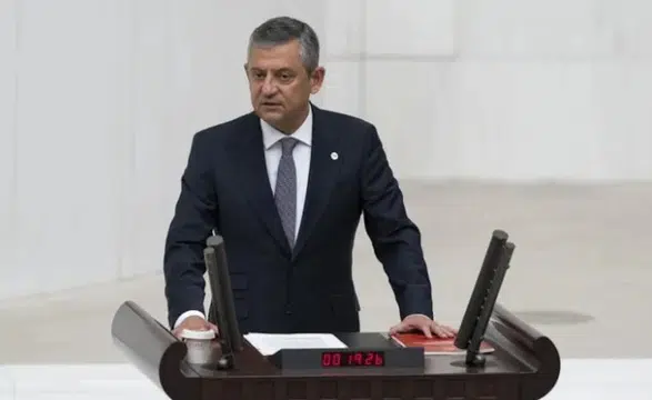 Yeni Parti bağışçıları, 'Çerçeve Yasa'ya evet diyen Özgür Özel'e haklarını 'haram' etti