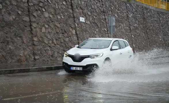 Erzurum-Bingöl Yolu Çirişli Mevkiinde Sel Dehşeti: Sürücüler Zor Anlar Yaşadı